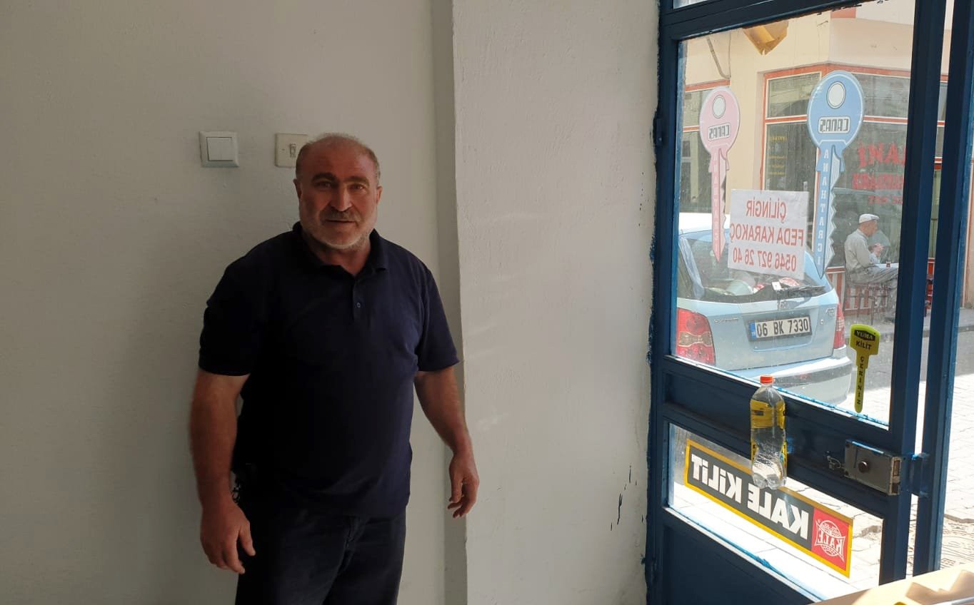 Kapısını kapatmayanlara sinirlenip otomatik kapı yaptı